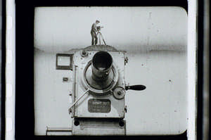 Kameramann steht auf der Kamera