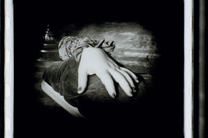 Hand einer Schaufensterpuppe in der Auslage