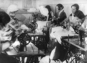 Frauen an der Nähmaschine