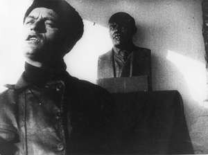 Redner vor Lenin-Büste