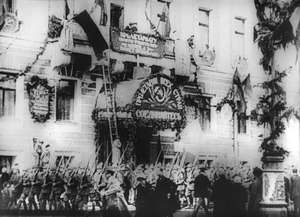 Beflaggtes Haus mit Aufmarsch davor