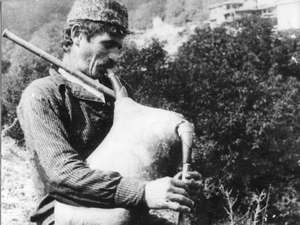 Mann spielt auf Dudelsack