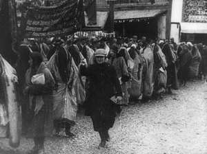 Umzug von verschleierten Frauen