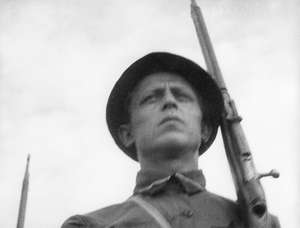 Marschierender Soldat mit Gewehr