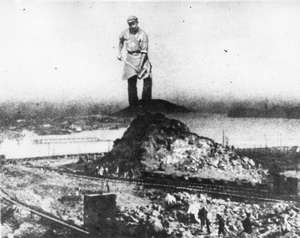 Mann hämmert, darunter Berg