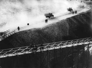 Arbeiter auf einer Brücke