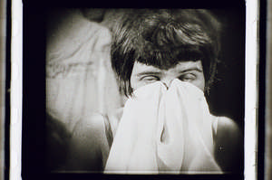 Frau trocknet sich das Gesicht ab, schaut