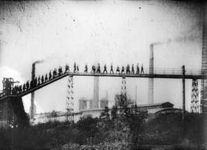 Arbeiter auf einer Brücke über Fabrik