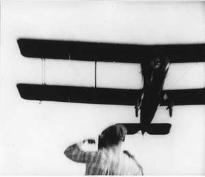 Kaufman filmt Flugzeug von unten