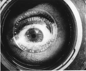 Auge in Kameraobjektiv