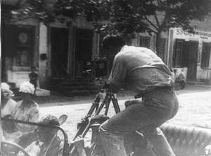 Kaufman filmt von Auto auf Kutsche