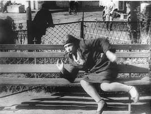 Frau steht von Bank auf