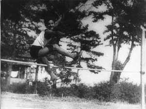 Frau beim Hochsprung