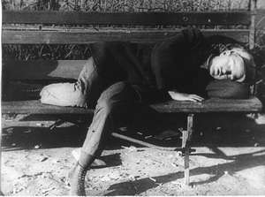 Schlafender Mann auf Bank