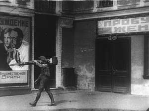 Kaufman vor Filmplakaten