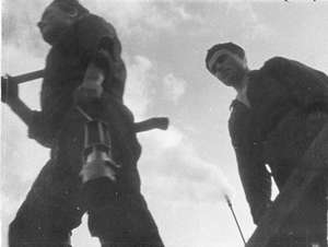 Zwei Männer gehen mit Laterne