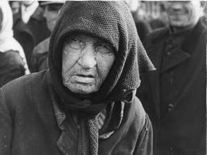 Alte Frau mit Kopftuch