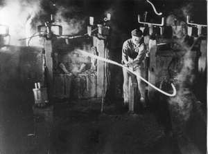 Glühendes Eisen mit Arbeiter, Totale