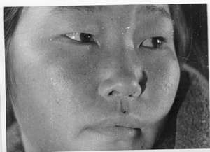 Trauernde Frau (Asiatin)