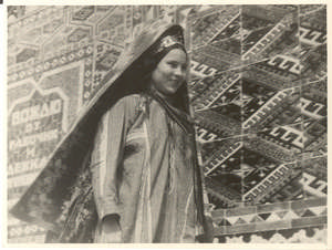 Junge Frau vor Teppich