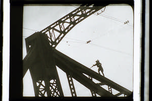 Kaufman läuft mit Kamera auf die Brücke