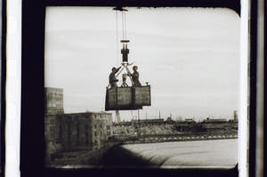 Kaufman mit Kollege über einem Kraftwerk