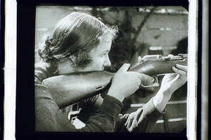 Frau am Schießstand, seitlich