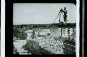 Kameramann steht über der Stadt