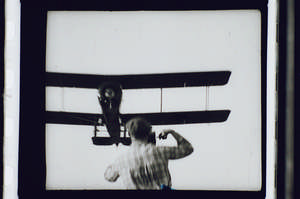 Kaufman unter dem Flugzeug