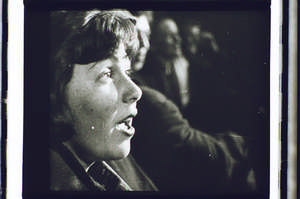 Frau im Publikum, erstaunt