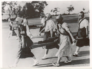 Krankenschwestern mit Trage