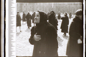 Alte Frau vor der Kirche