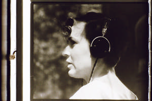 Frau mit Kopfhörer, seitlich