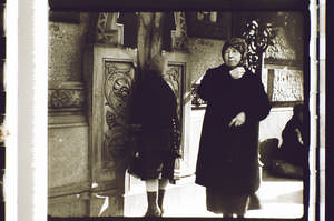 Frauen vor dem Kreuz