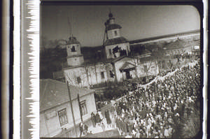 Menschenmenge vor der Kirche