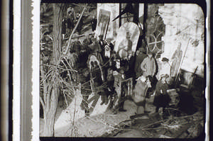 Menschen tragen Heiligenbilder aus der Kirche