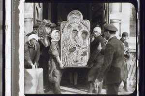 Leute tragen Dinge aus der Kirche hinaus Motiv 2