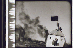 Männer klettern auf den Kirchturm, Fahne wird gehisst