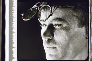 Arbeiter im Profil mit Brille