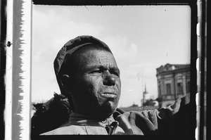 Mann nach Schluck aus Flasche