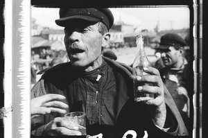 Mann mit Flasche und Glas Motiv 1