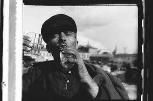 Mann mit Flasche und Glas Motiv 2