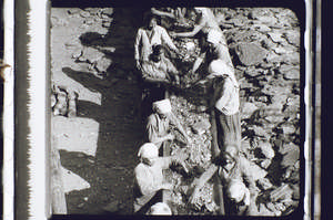 Arbeiterinnen am Fließband