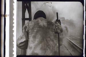 Arbeiter auf Fabriksgelände von hinten