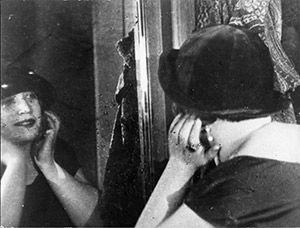 Frau probiert Hut auf