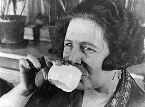 Frau trinkt aus Tasse